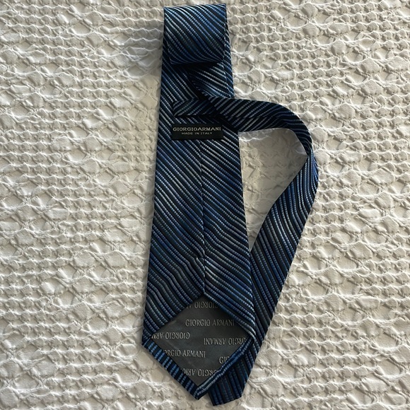 Giorgio Armani 100% Silk ‘Made in Italy’ Tie - Picture 2 of 7